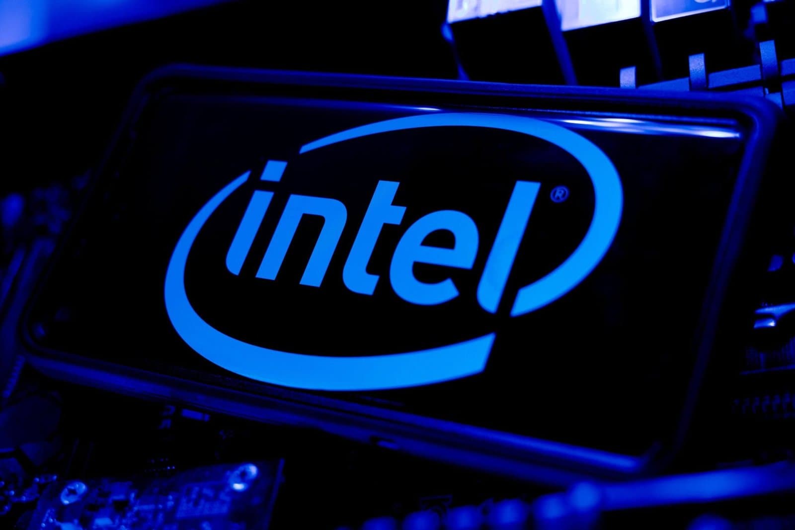 Intel Stock Slides on Concerns Over Soaring Capital Expenses Despite Revenue Growth