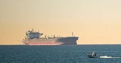 Oil Spill from Sanctioned Tanker Threatens Shipping in Strait of Hormuz