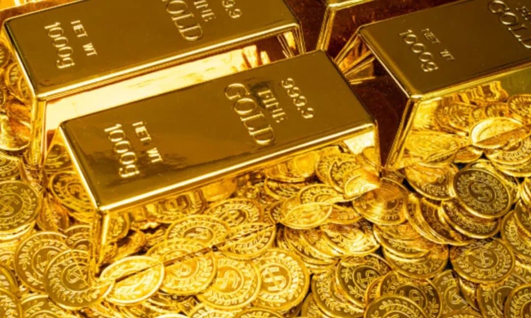 Gold Clings to $4,000 Level Ahead of Fed Decision Amid Dollar Strength