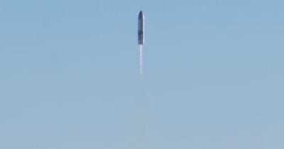 SpaceX Moves to Challenge Major Mobile Carriers with New Spectrum Acquisition