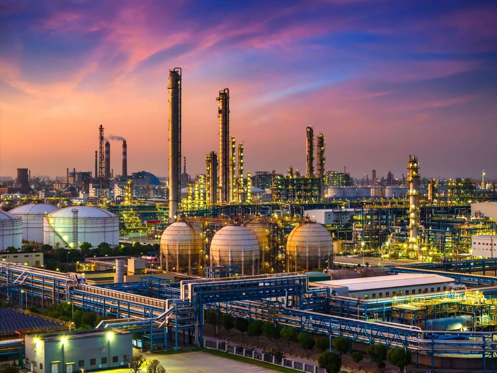 Oil Prices Drop 6% as US Halts Attacks on Iran and Talks Resume