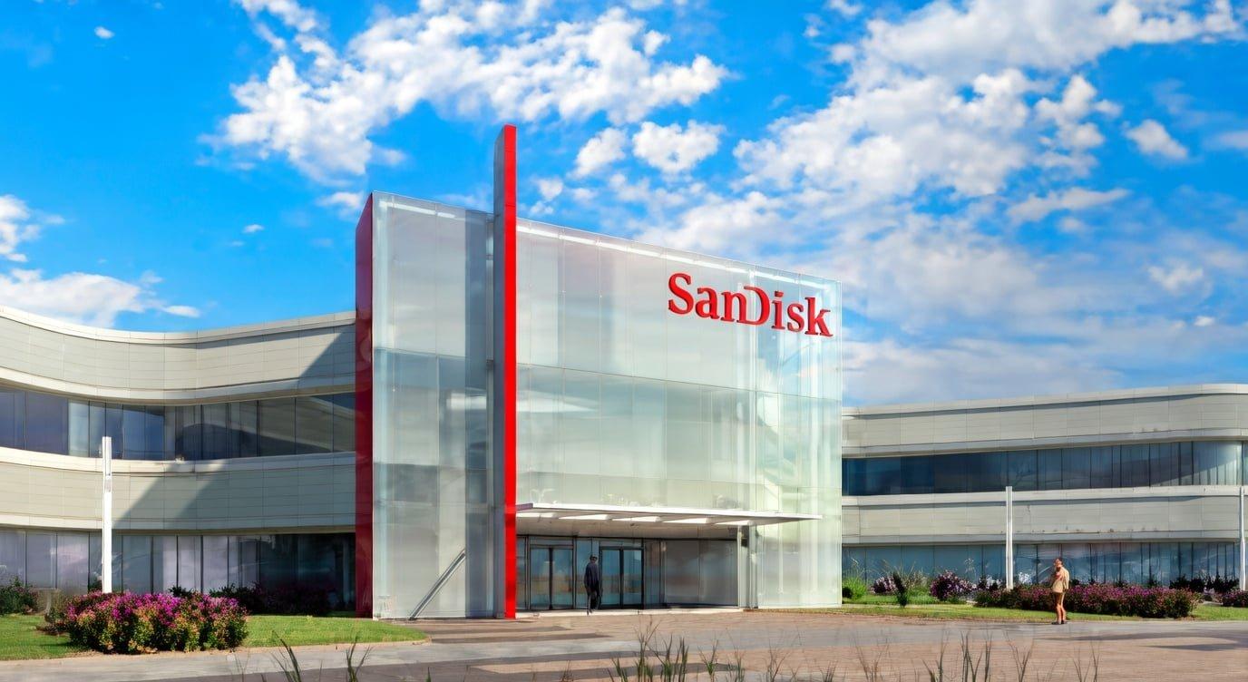 SanDisk Shares Plunge Amid Broader Technology Sell-Off
