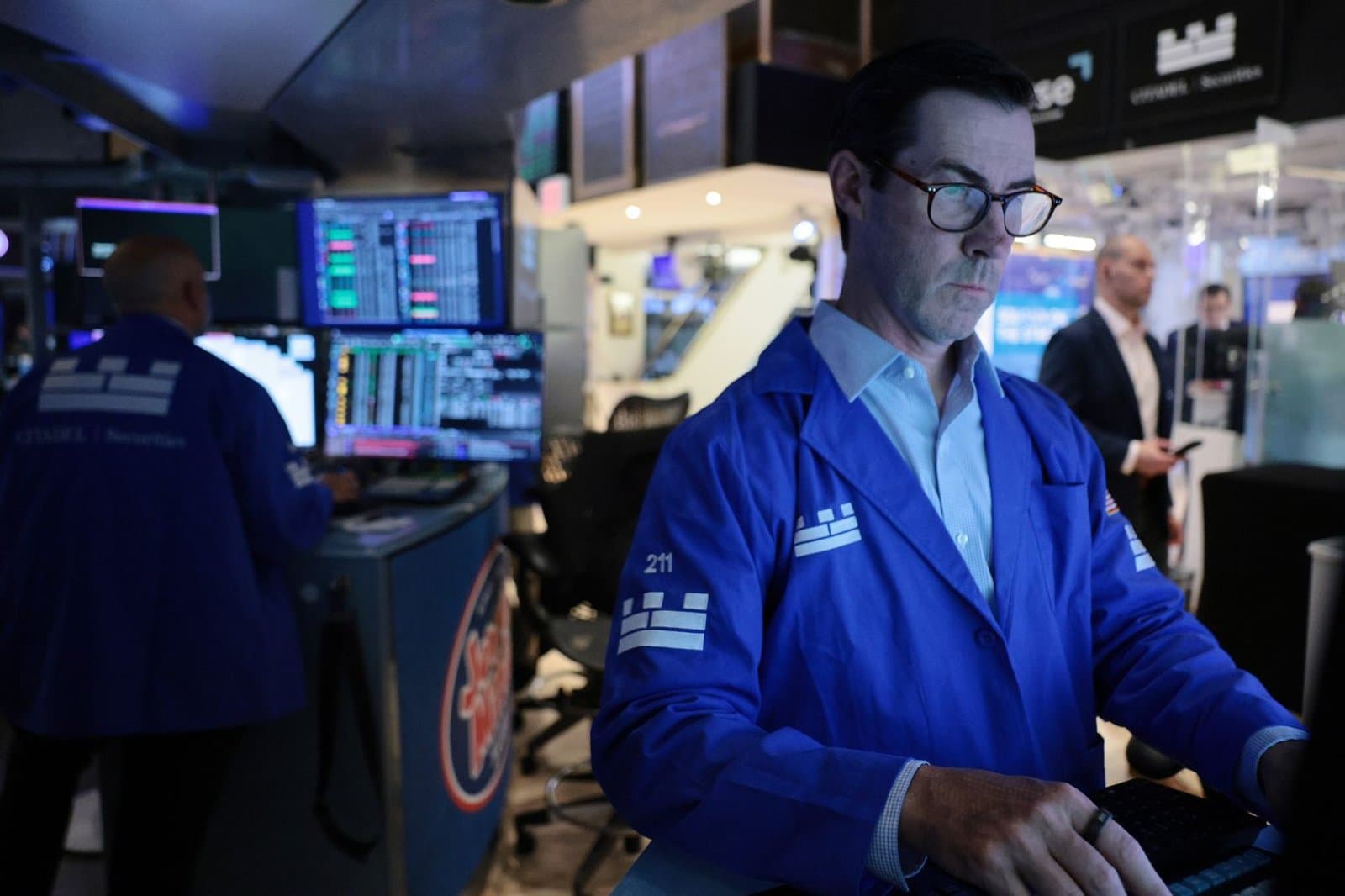 Coinbase Reports $1.22 Billion Revenue Amid Market Slump, Wall Street Divided on Recovery Timeline