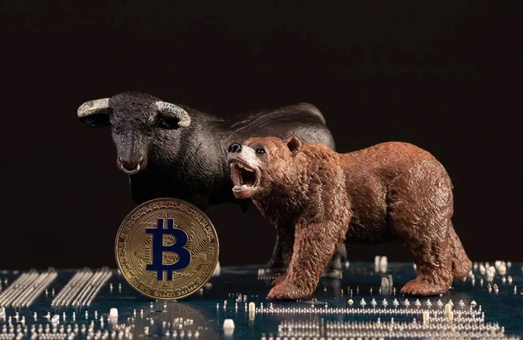 Analyst Warns Bitcoin Investors of Potential Downturn Ahead