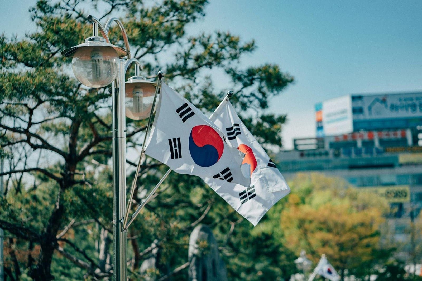 Bitcoin Holds Steady Near $64,000 Despite South Korea's Tech Stock Turmoil