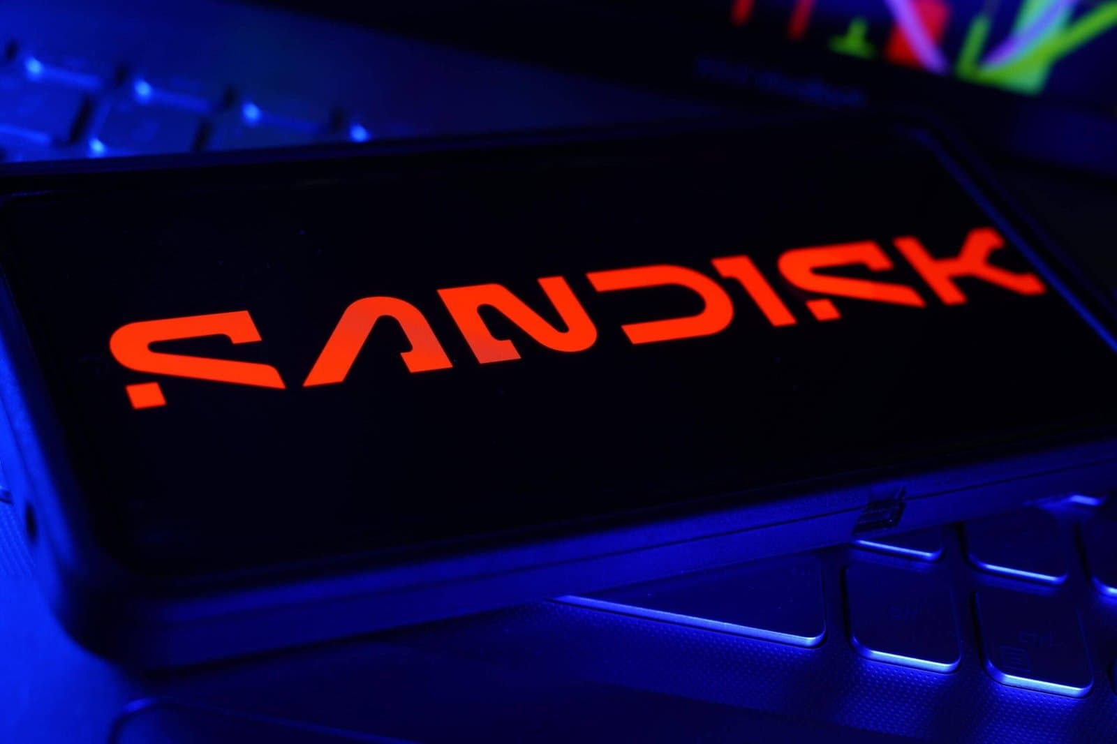 SanDisk Shares Decline Amid Broader Memory Sector Challenges