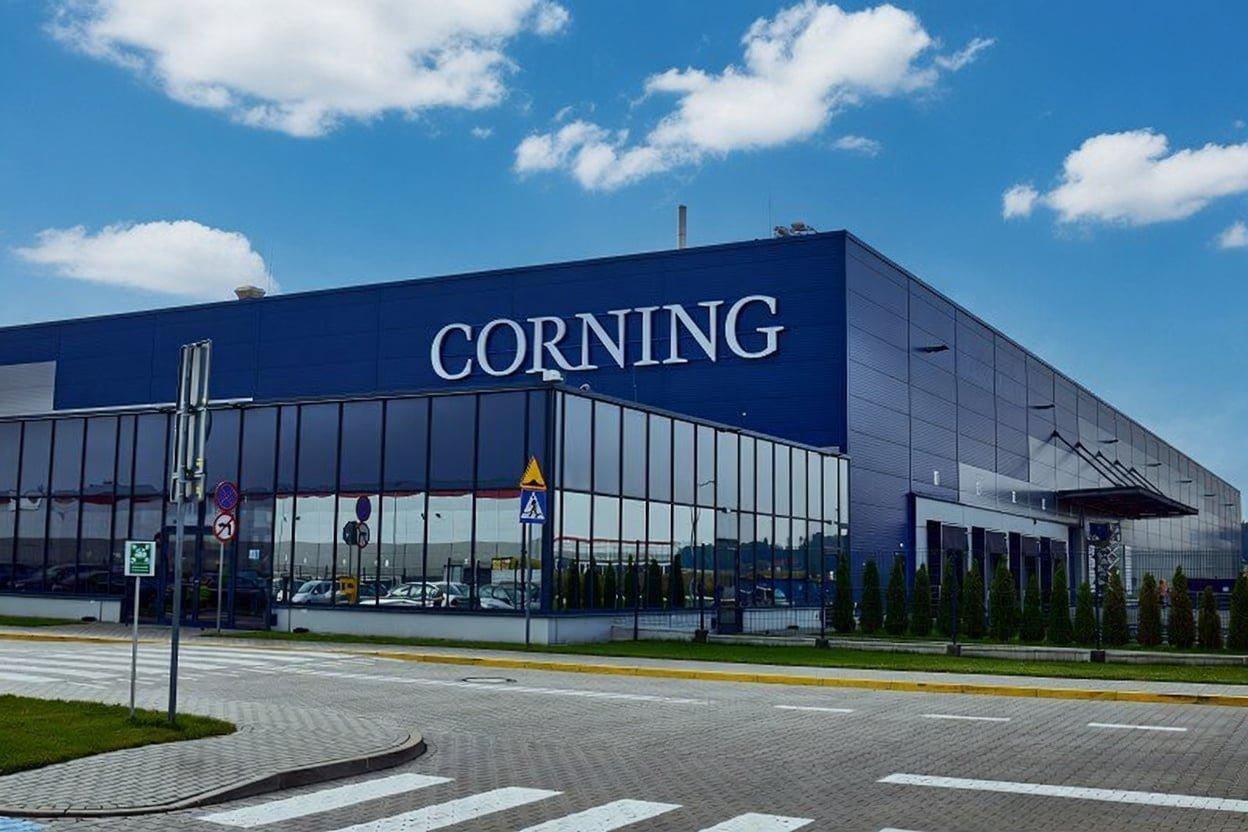 Corning Stock Experiences Significant Decline Amid Broader Market Trends