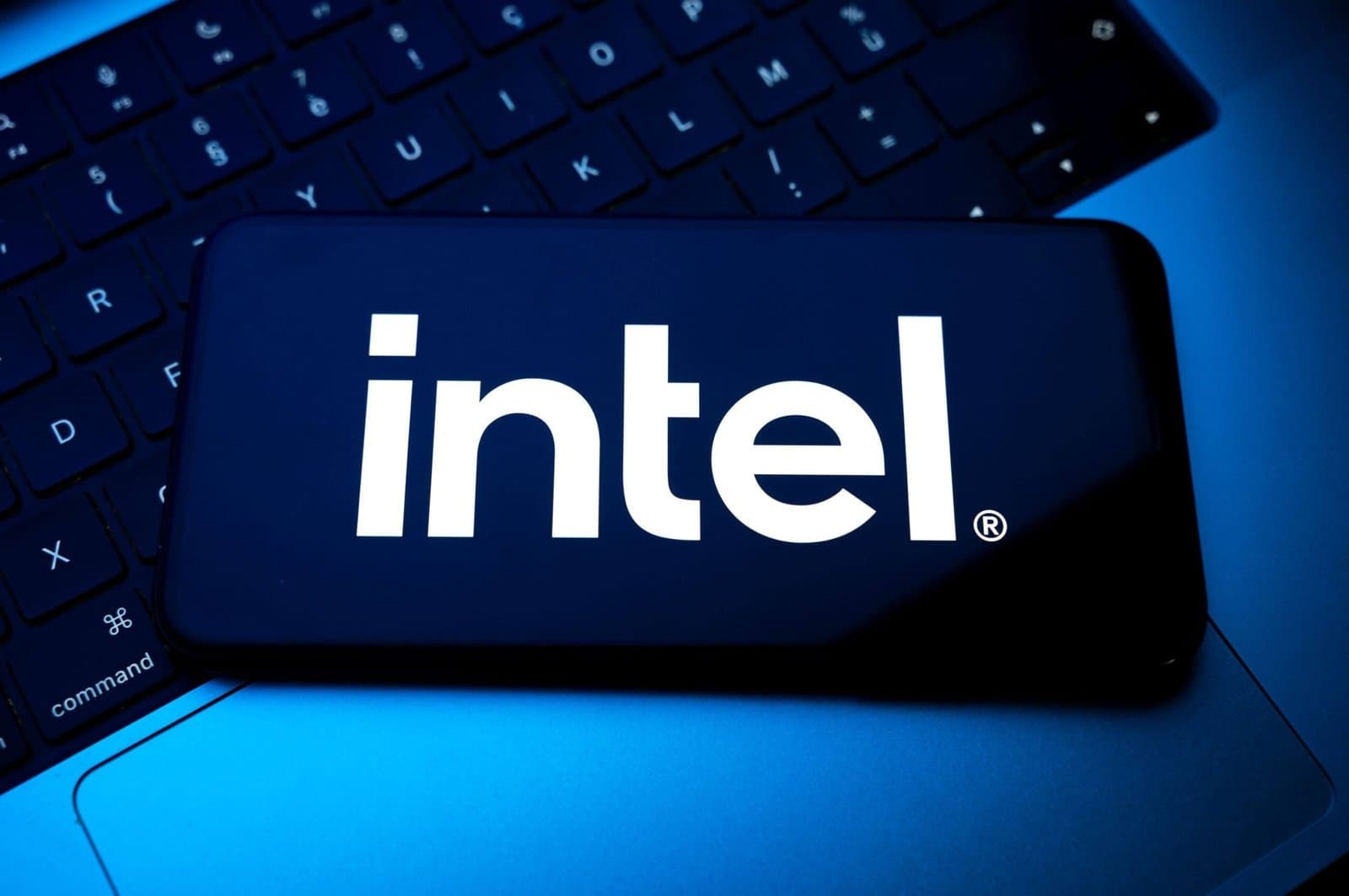 Intel Shares Drop After Disappointing Forecast, Valuation Mixed Amid AI and Foundry Challenges