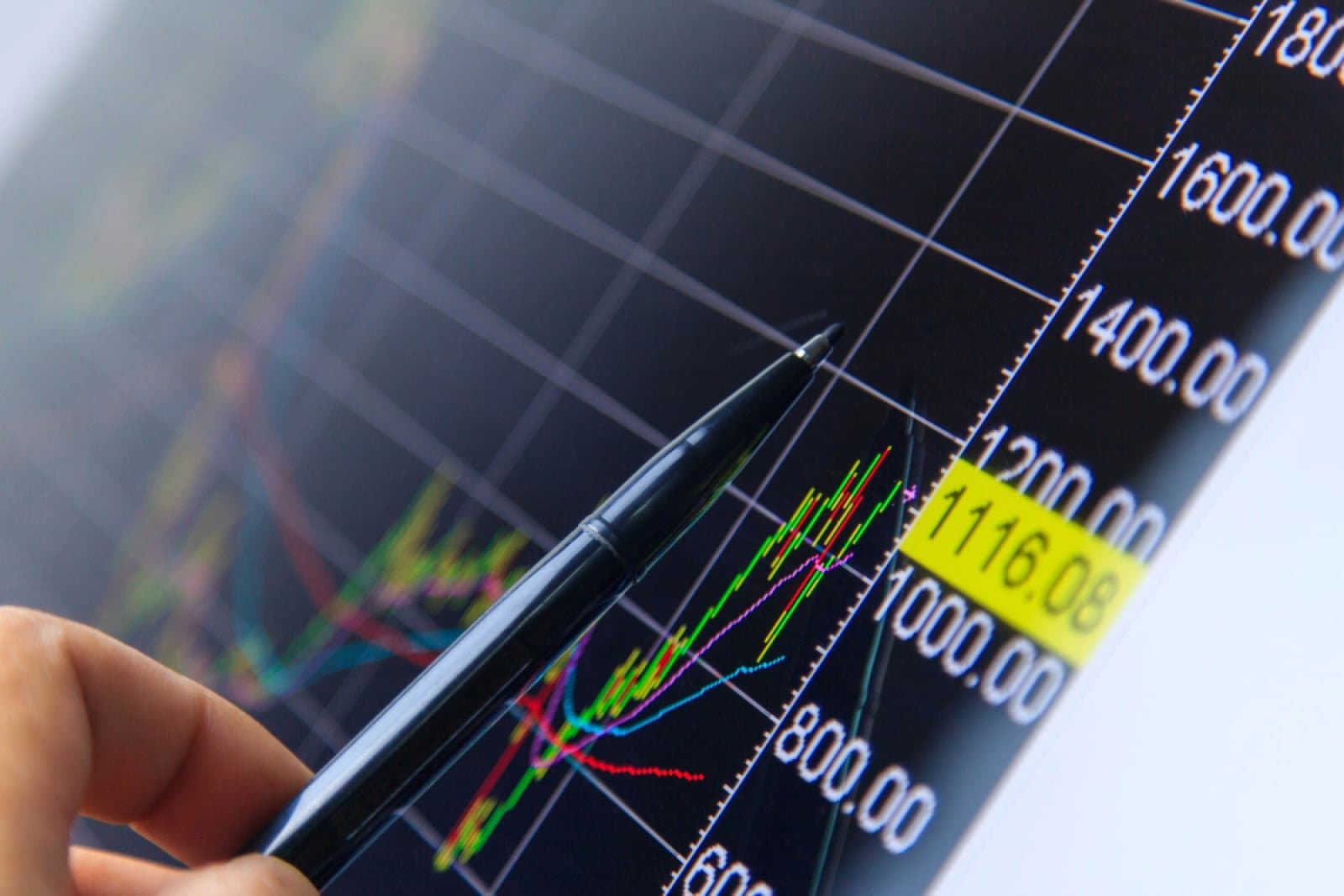 Solana Struggles Below Key Moving Averages as Market Tests Support Levels