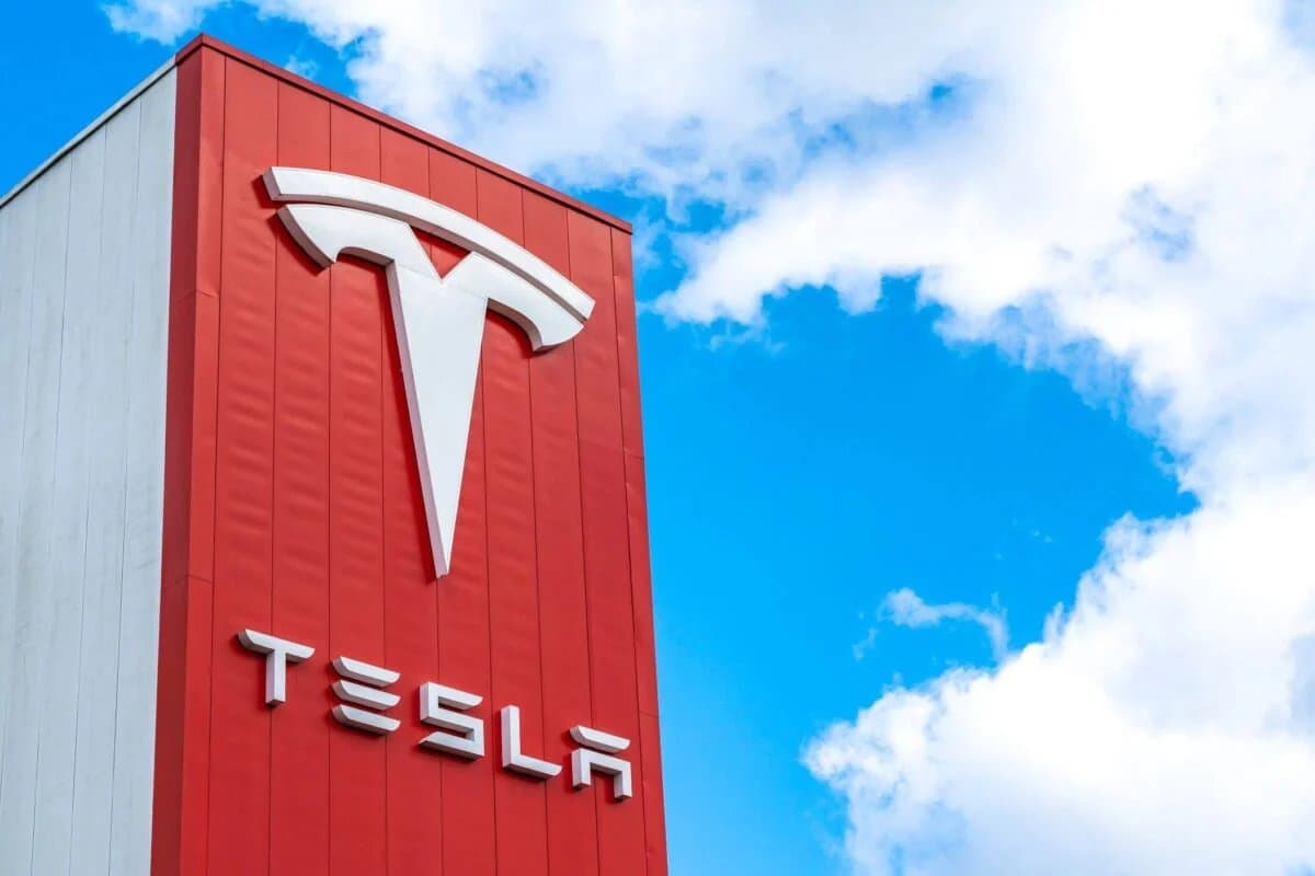 Tesla Stock Faces Regulatory and Political Challenges Ahead of Earnings Release