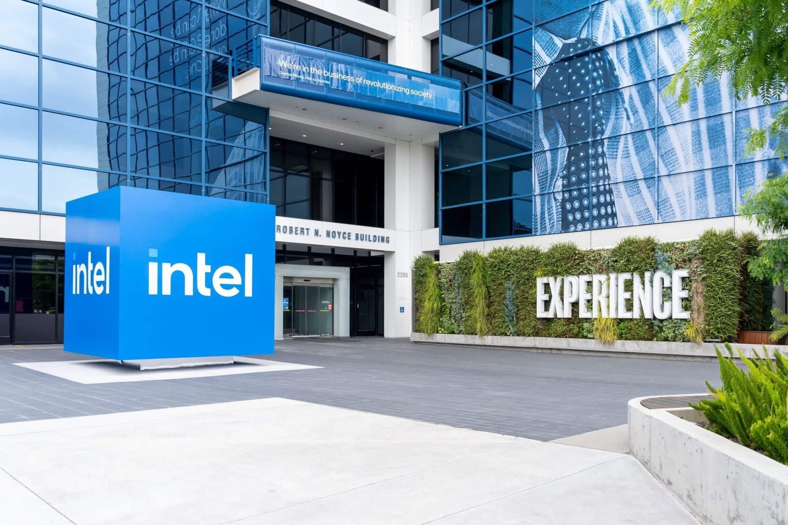 Intel Shares Jump as Q2 Results Exceed Expectations and Growth Accelerates