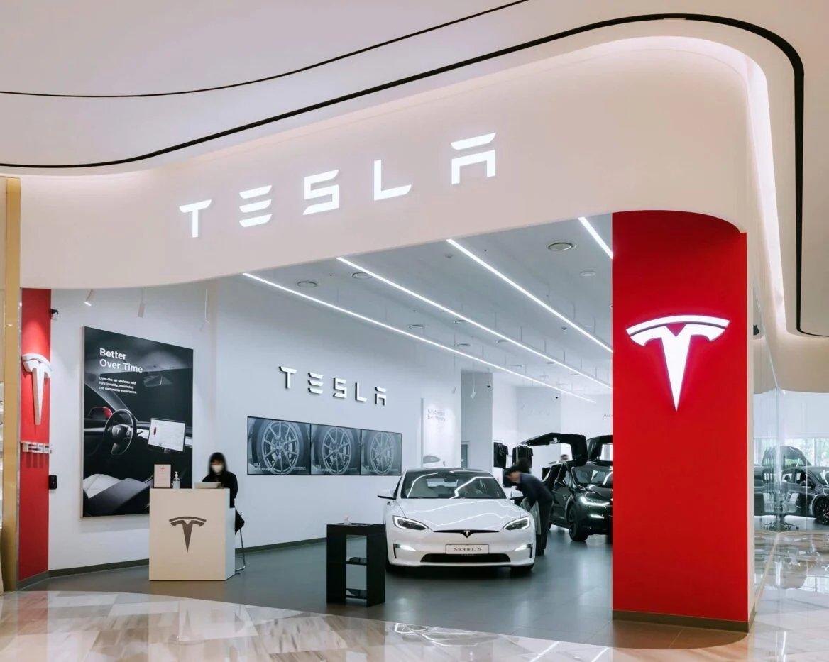 RBC Cap Raises Tesla Target to $500 on SpaceX Acquisition Speculation