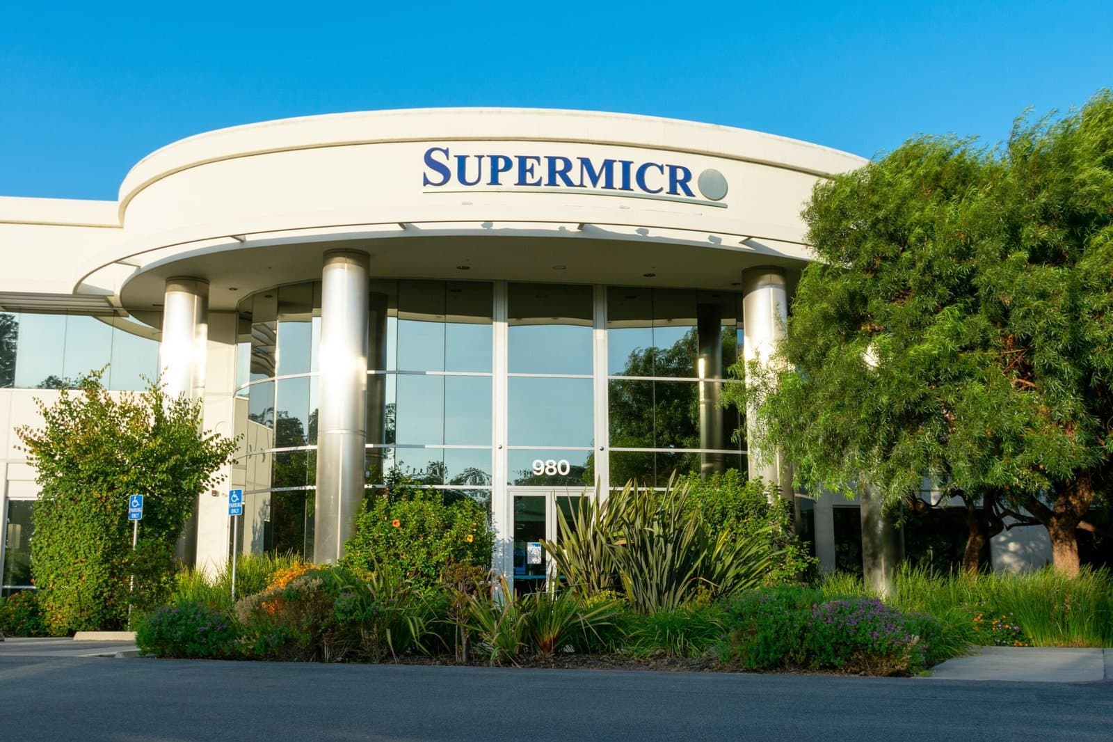 Super Micro Shares Rise 15% Amid Record $60B Order Backlog and Margin Upgrade