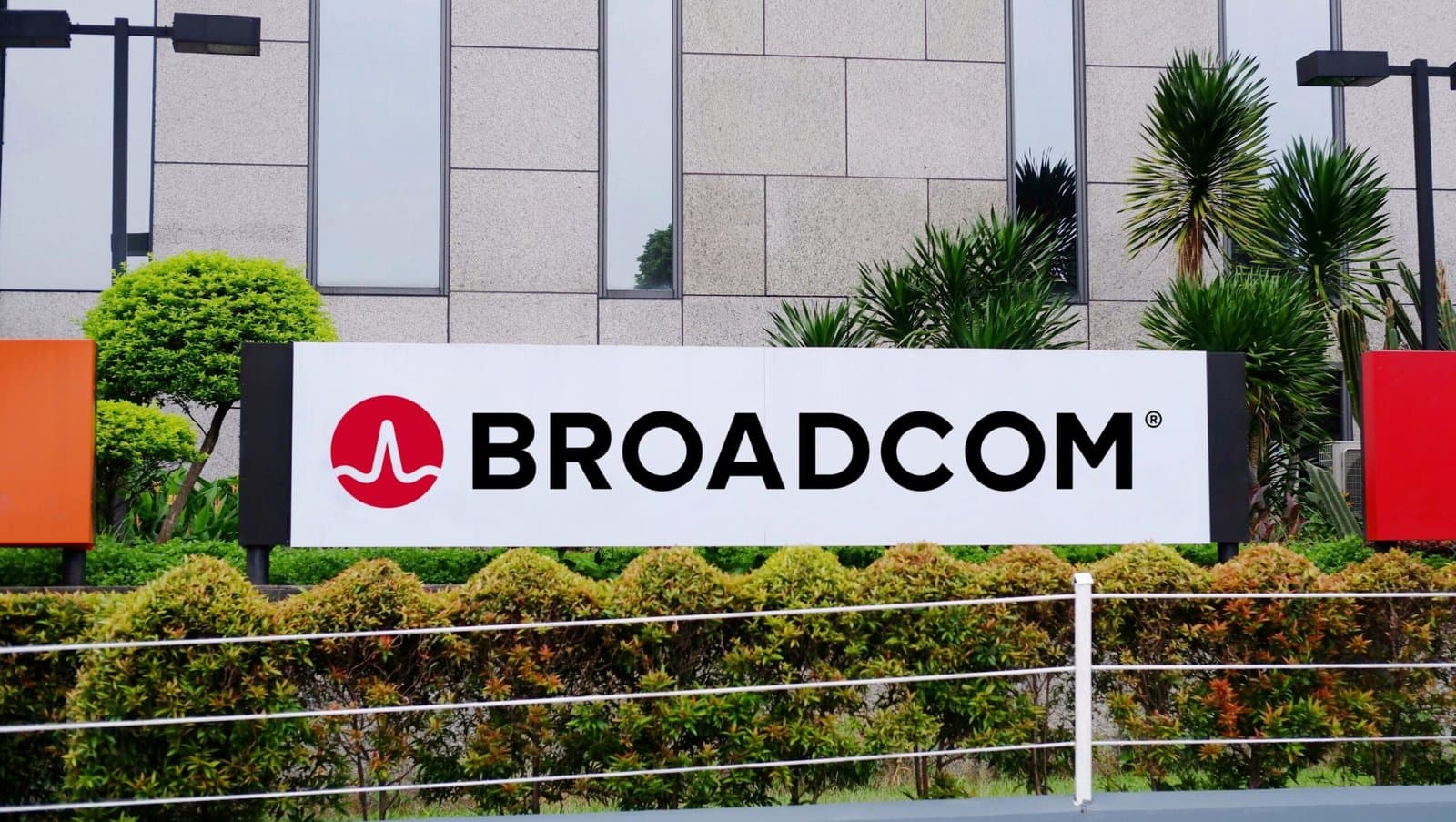 Broadcom Insiders Sell Over $10 Million in Stocks Amid Analyst Endorsements