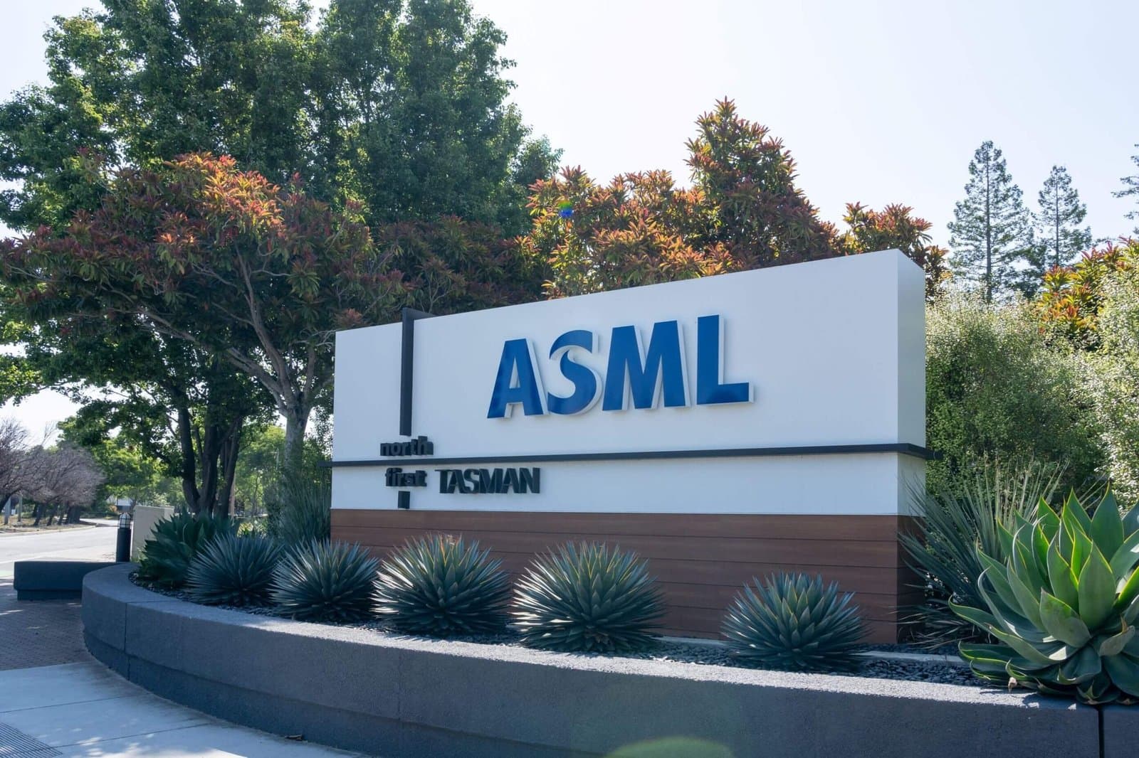 ASML Raises 2026 Sales Forecast After Strong Q2 Performance